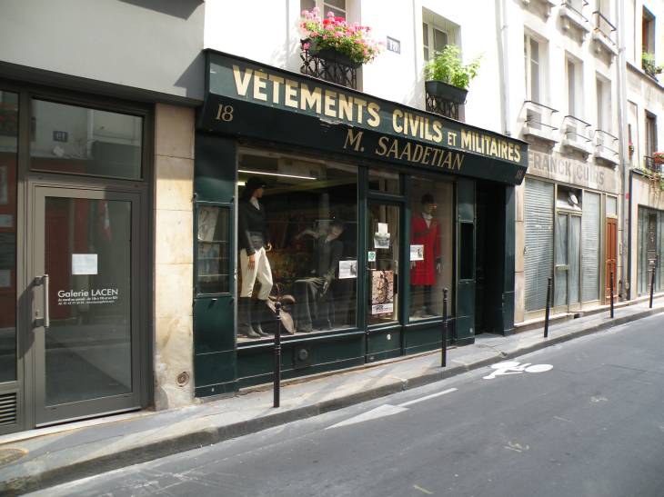 boutique de vêtements civils et militaires, rue de Picardie